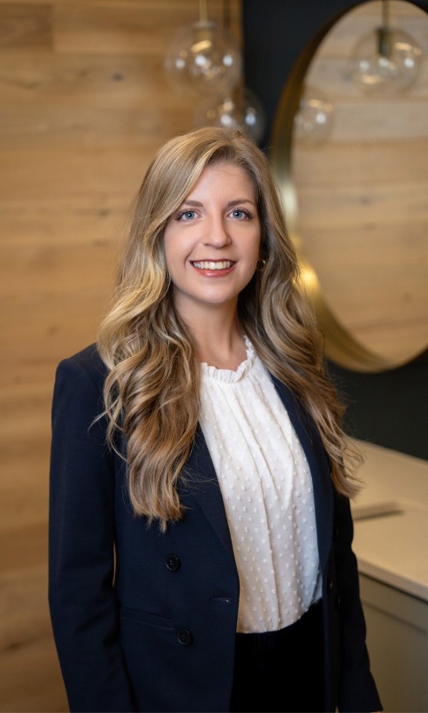 Shelley Hall headshot